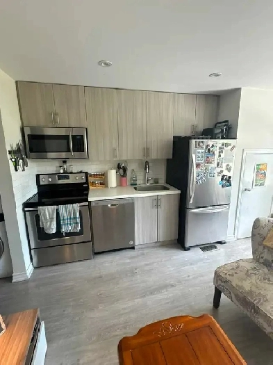 3BR Upper floor 10 mins walk to Christie Station