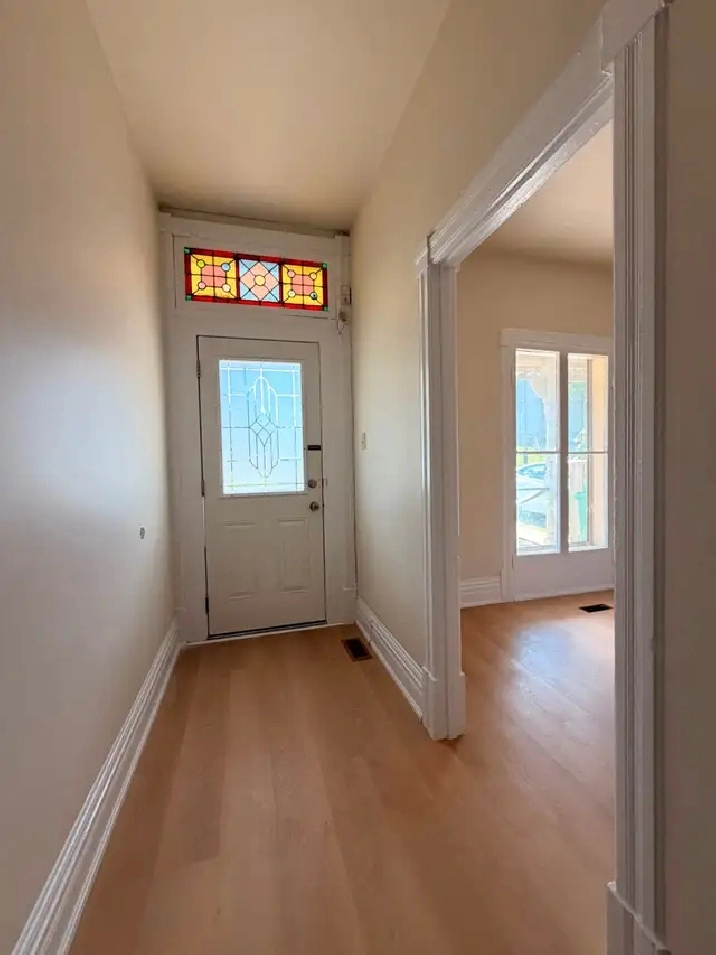 FRESHLY RENOVATED SPACIOUS 3 BDRM TOWNHOUSE – EDGE OF DOWNTOWN!