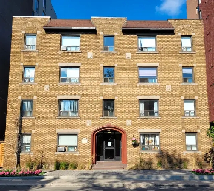 Midtown living, steps to TTC, Shoppers Drug Mart