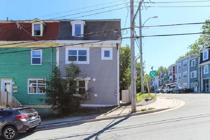 2 Apt Home-Nicely Presented in Downtown Location!