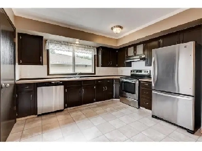 Large Main Floor with 2 Bedrooms in Huntington Hills