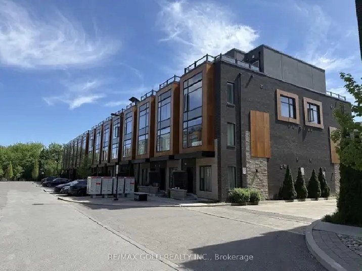 2 rooms available in Sharing in a Massive Townhouse in Brampton