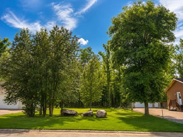 61’ × 120’ Treed Building Lot – 43 Cameron Rd, Pinawa – $52,900