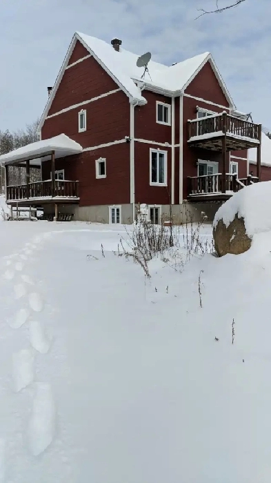 Maison en montagne à Chertsey QC. Sur 66 âcres avec spa naturel