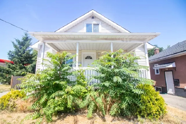 203 Niagara St, St. Catharines - All Inclusive 3 Bed   Den