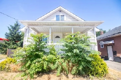 203 Niagara St, St. Catharines - All Inclusive 3 Bed   Den