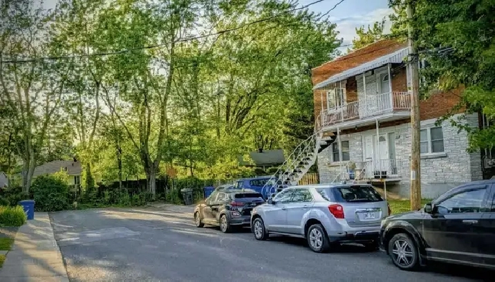 Vieux Longueuil , Cégep  Superbe 5 1/2