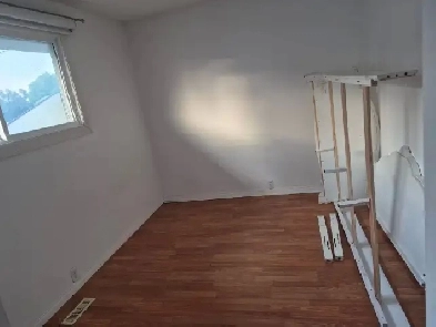 Room for rent walk to c train 10 mins to DT , Main floor