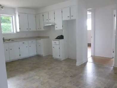 BEAU 4 1/2 au 185 ST-URBAIN (6 logis) , tranquille