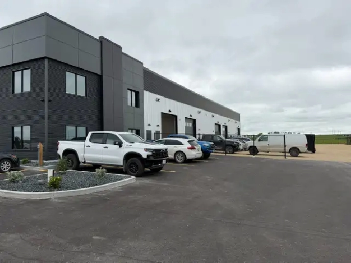 Flex office/industrial space for lease in the RM of Springfield