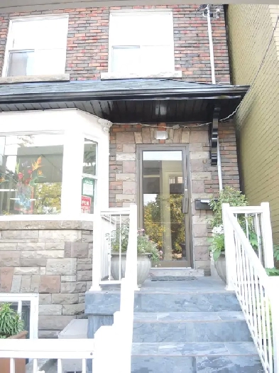 DOWNTOWN TORONTO, BATHURST & DUNDAS, 2 BED, 1 BATH APT FOR RENT