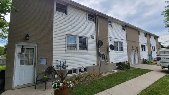 2 Bedroom Townhouse Close to Everything You need!