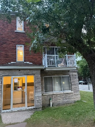 3 1/2 Disponible immédiatement. 3865 Bd Saint-Joseph E.Montreal