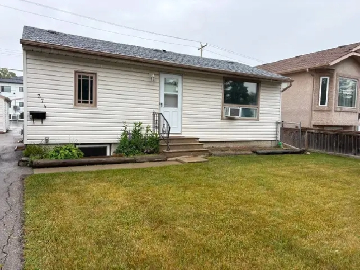 2 Unit Suite For Rent in Nice North Kildonan Triplex