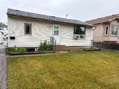 2 Unit Suite For Rent in Nice North Kildonan Triplex