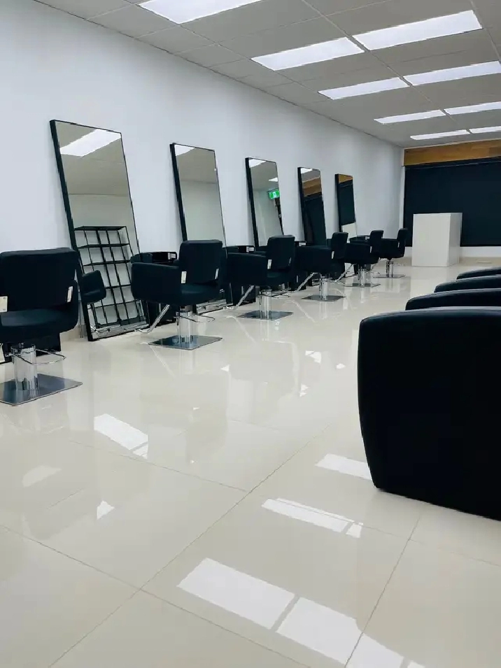Hair Salon Chair / Stylist Room for Rent
