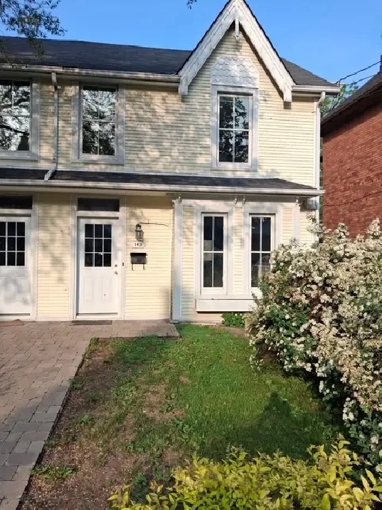 Edge of Queen's campus - 4BR 2BA house