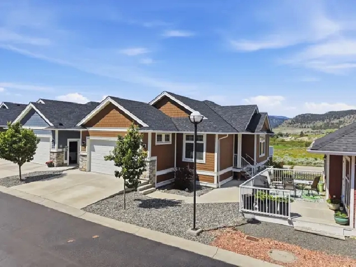 BEAUTIFUL HOME IN MERRITT WITH SWEEPING VIEWS - ONLY 9 YEARS OLD
