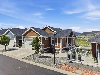 BEAUTIFUL HOME IN MERRITT WITH SWEEPING VIEWS - ONLY 9 YEARS OLD