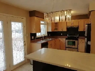 Guelph detached main unit, 3bdr, 2.5bath, $3280 incl wi-fi