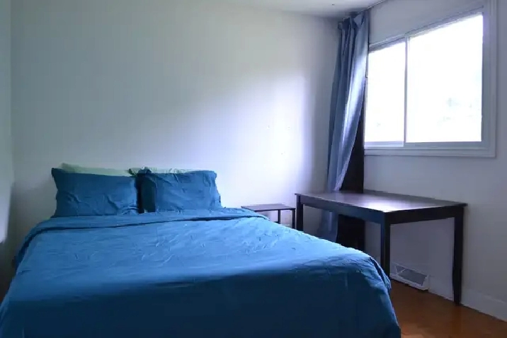 Furnished Room Near Bank & Walkley – Utilities & Wi-Fi Included