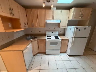 PRIME Main St and 21st Ave - 2 bed, insuite laundry and balc...