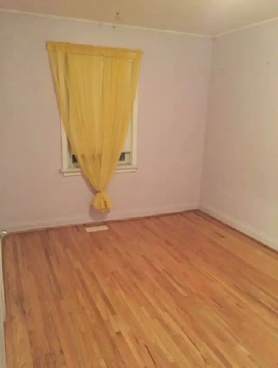Private Room for Rent, steps to Subway