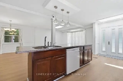 Renovated 4 bedroom back-split for rent in Stoneybrook