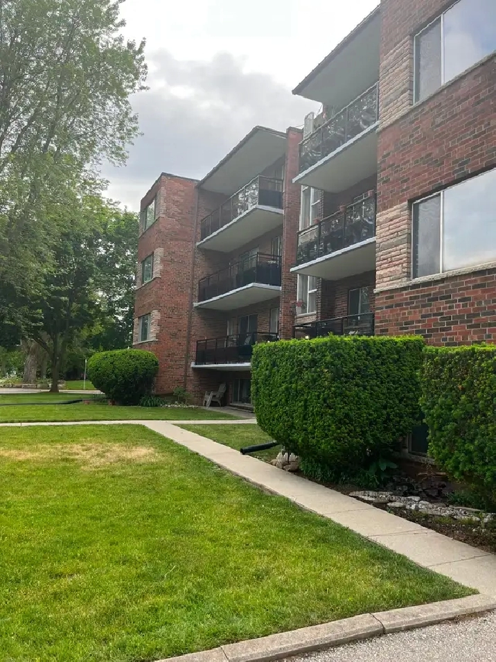 2 Bedroom Apartment Close To Lake & Downtown Burlington, Aug.01