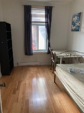 A privet room available, close to metro Lasalle