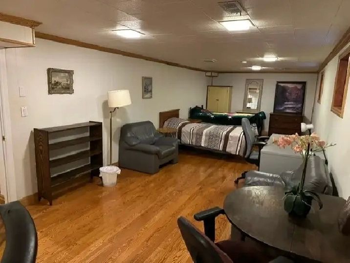 Bachelor Aprt For Rent basement Near Newnham Camps