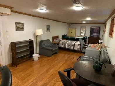 Bachelor Aprt For Rent basement Near Newnham Camps