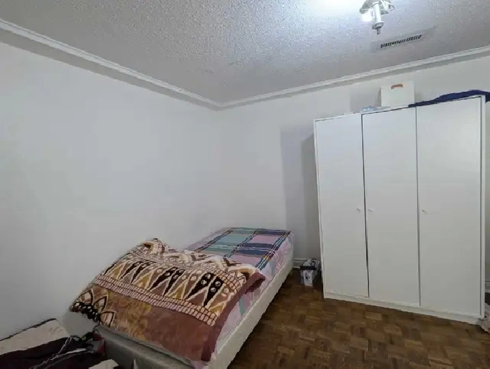 Sharing Room For Rent-Markham & Finch