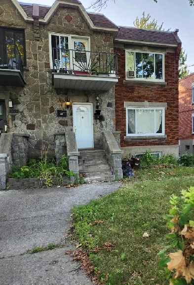 Large 5 1/2 Upper Duplex Unit for Rent