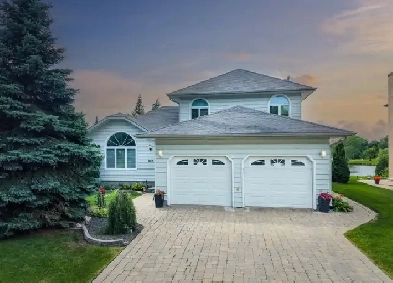 Beautifully maintained 1910sqft lakefront 2-storey home!