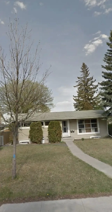 Main Floor 3-Bedroom Suite for Rent – Prime Location