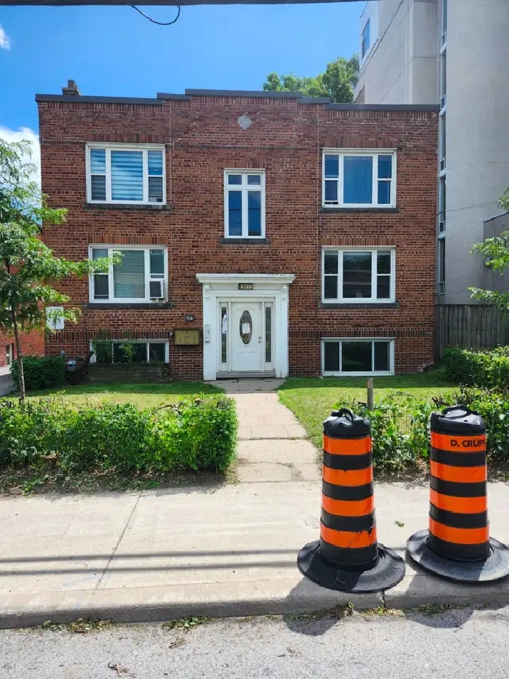 LEASIDE,  Charming one bedroom Eglinton/Laird