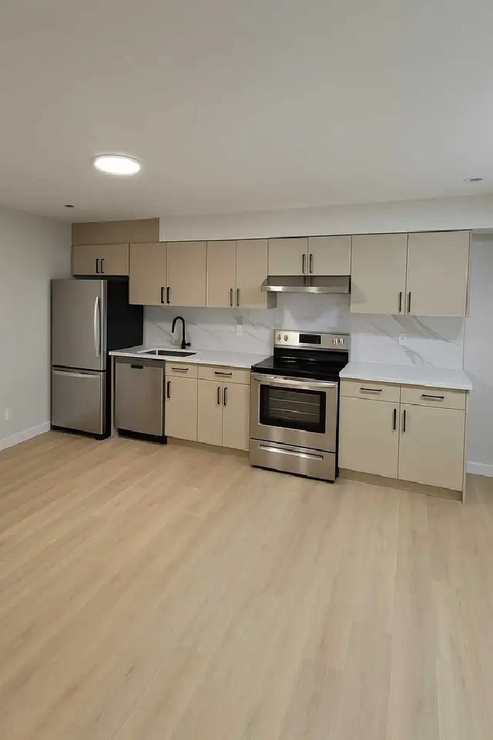 2 Bed 1 Bath Legal Suite Windermere
