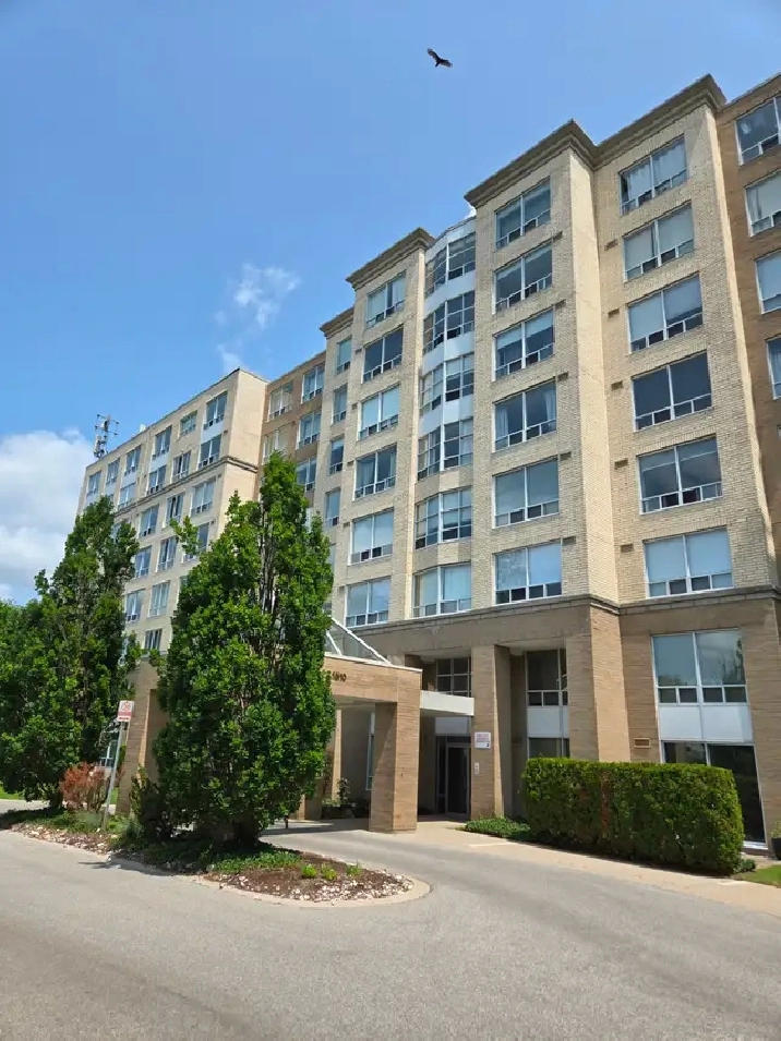 Very Desirable North End 2 Bed 2 Bath High-Rise Apt FOR RENT !