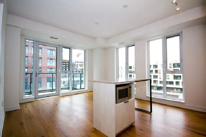 $2,470  - FABULOUS 1BR   DEN   PARKING CONDO,  684ft