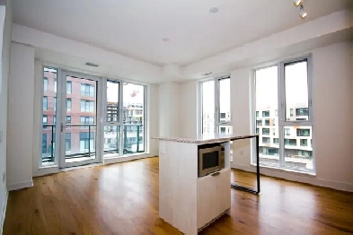 $2,470  - FABULOUS 1BR   DEN   PARKING CONDO,  684ft