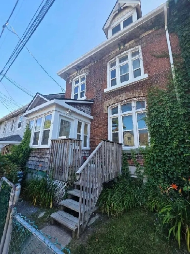 2 Furnished Rooms in a 3 Bdrm Male Graduate Apartment