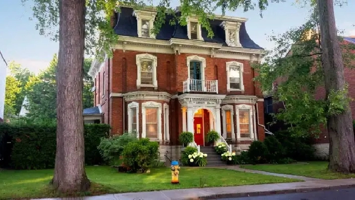 Furnished Rooms in a 2 Bdrm Female Graduate Apartment