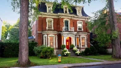 Furnished Rooms in a 2 Bdrm Female Graduate Apartment