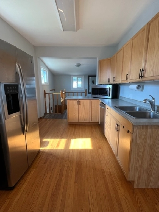 3 Bed, 2 Bath House with A/C & Garage
