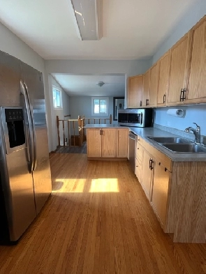 3 Bed, 2 Bath House with A/C & Garage
