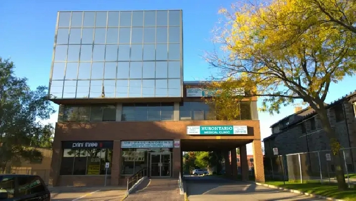 $850/mo – Spacious Corner Office for Rent – Hurontario St
