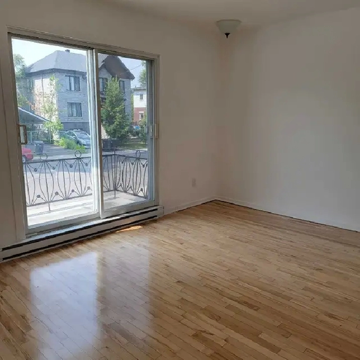 Superbe 4 ½ très lumineux et fraîchement rénové à Longueuil.
