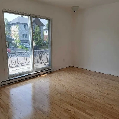 Superbe 4 ½ très lumineux et fraîchement rénové à Longueuil.