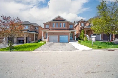 Semi Detached House for Sale in Brampton!